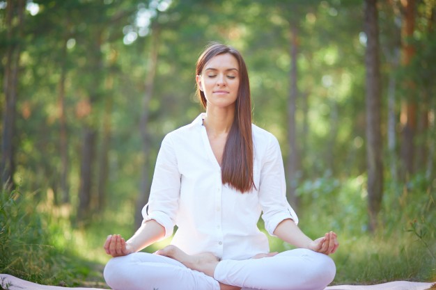 concentrated-woman-meditating-in-nature_1098-1412